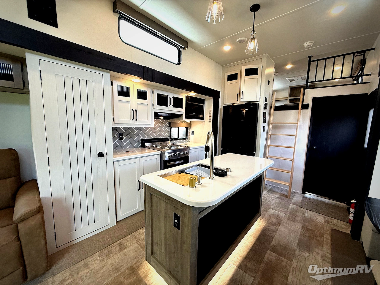 2025 Palomino Puma Destination 420LFT Photo 8