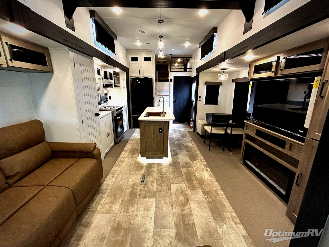 2025 Palomino Puma Destination 420LFT Photo 5