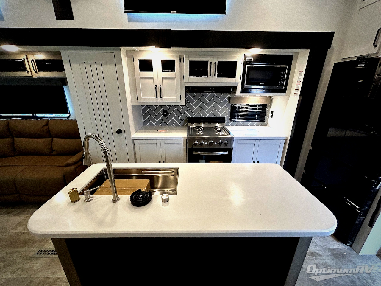 2025 Palomino Puma Destination 420LFT Photo 6