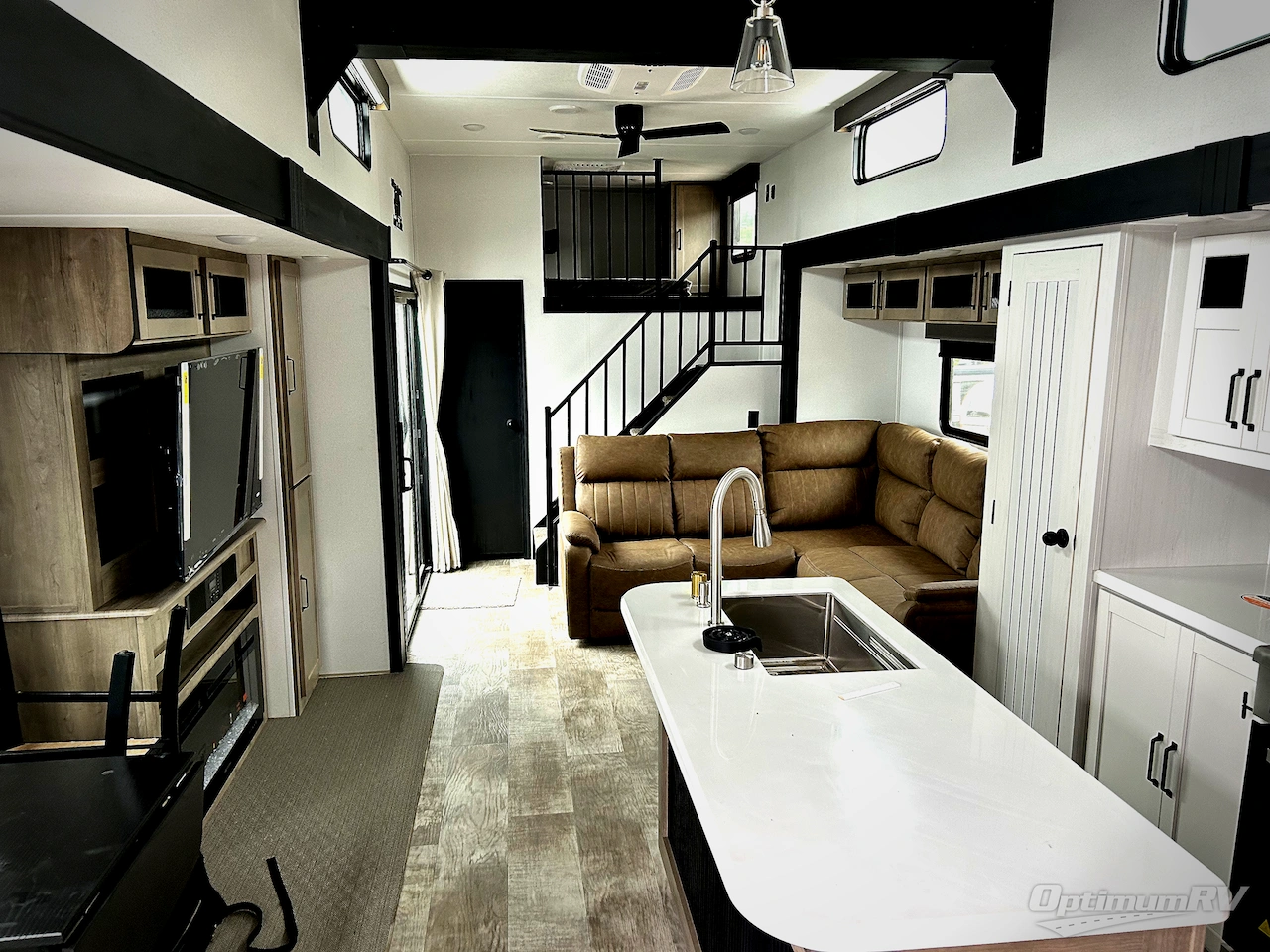 2025 Palomino Puma Destination 420LFT Photo 5