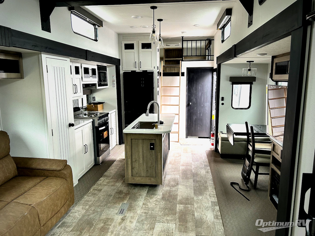 2025 Palomino Puma Destination 420LFT Photo 6