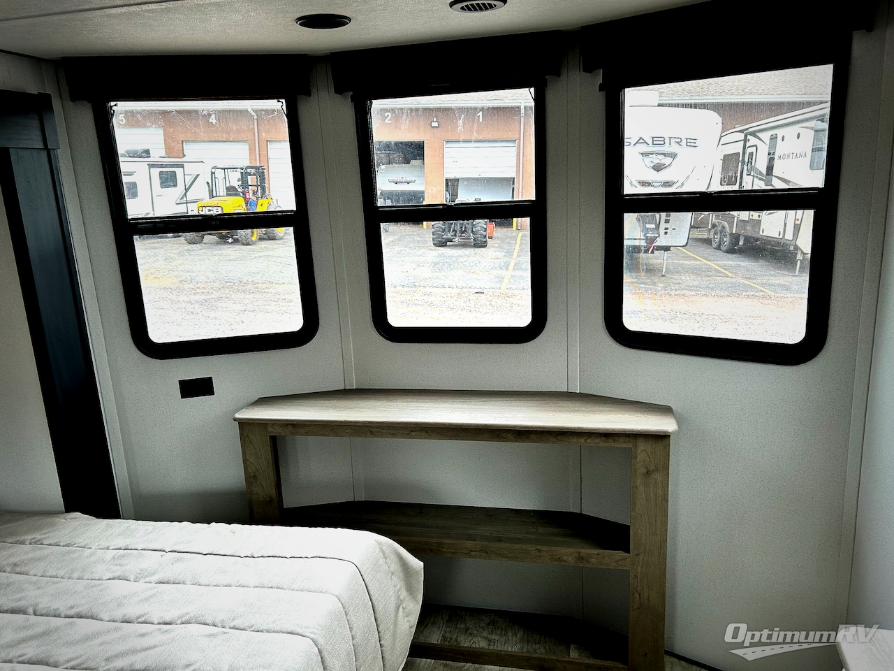 2025 Palomino Puma Destination 420LFT Photo 23