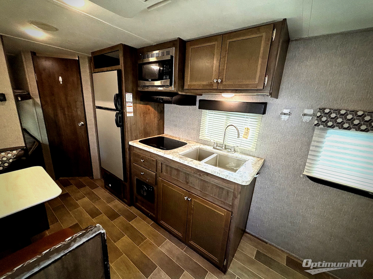 2020 Dutchmen Coleman Light LX 2125BH Photo 9