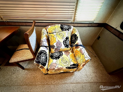 2015 Heartland Oakmont 325RE RV Photo 2