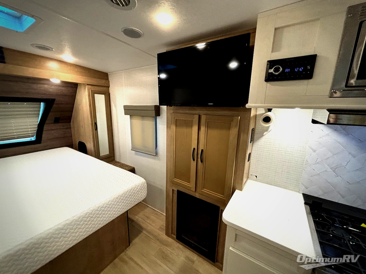 2023 Palomino SolAire 208SS Photo 7