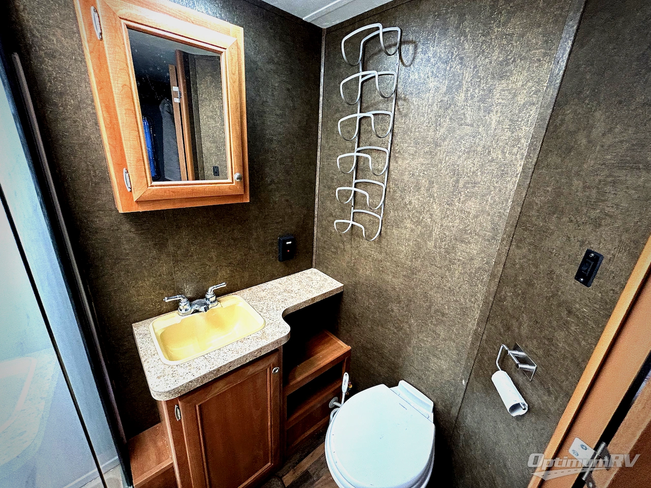 2015 Shasta Flyte 265RL Photo 9