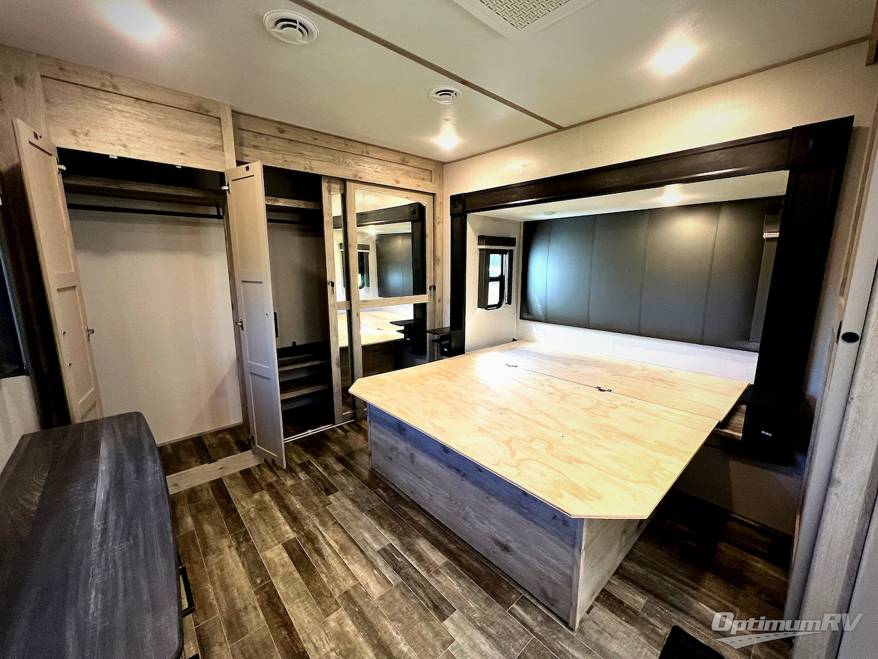 2023 Keystone Avalanche 360FL Photo 17