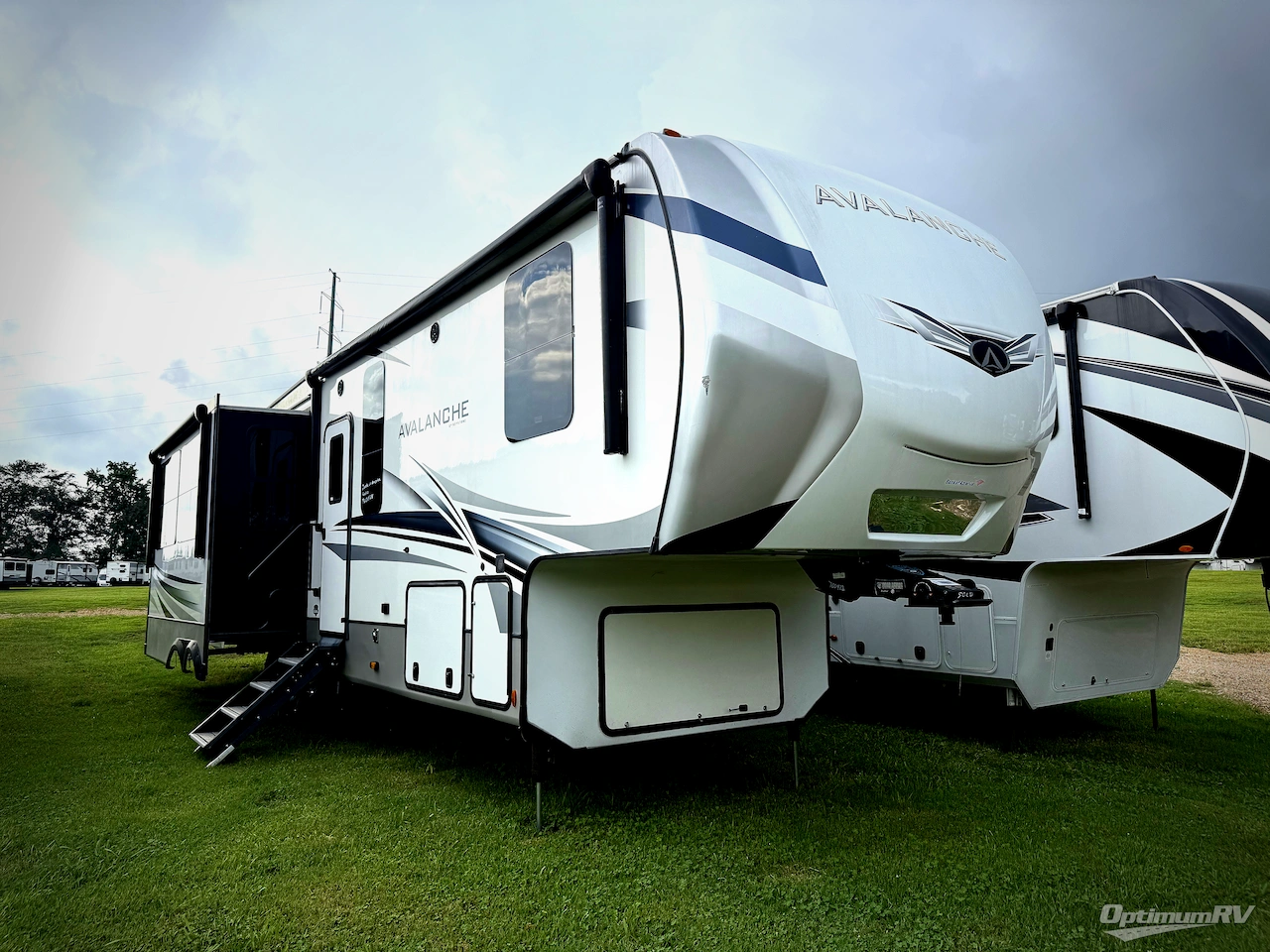 2022 Keystone Avalanche 322RL Photo 1