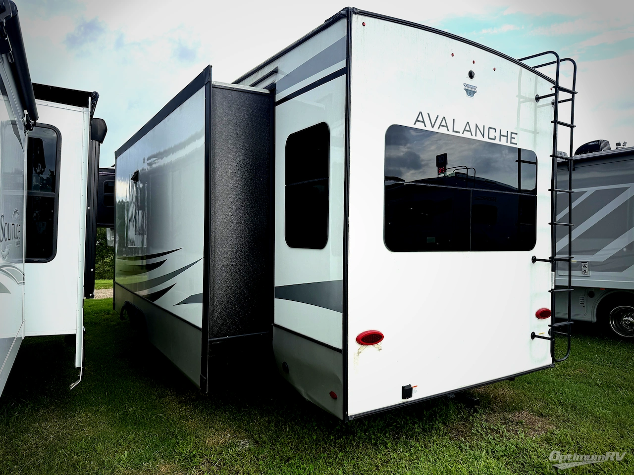 2022 Keystone Avalanche 322RL Photo 3