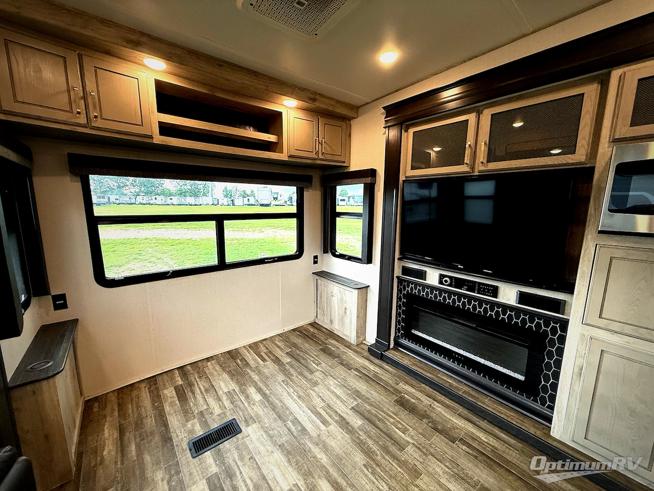 2022 Keystone Avalanche 322RL Photo 8