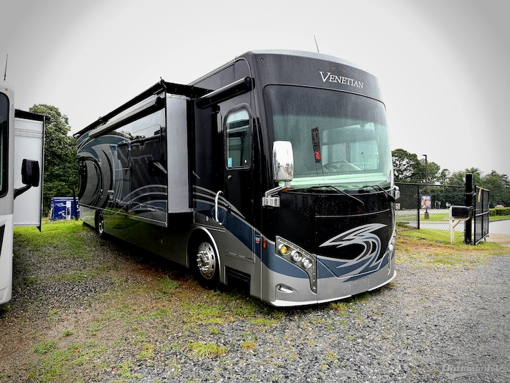 2016 Thor Venetian A40 RV Photo 1