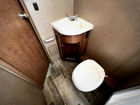 2019 Winnebago Outlook 25J RV Photo 4