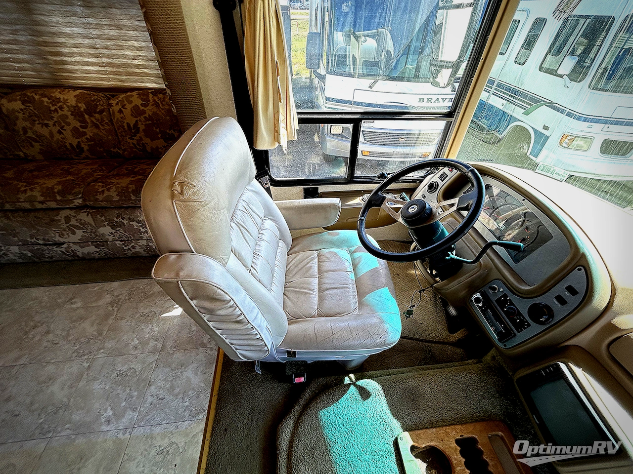 2003 National RV Dolphin 5342 Photo 3