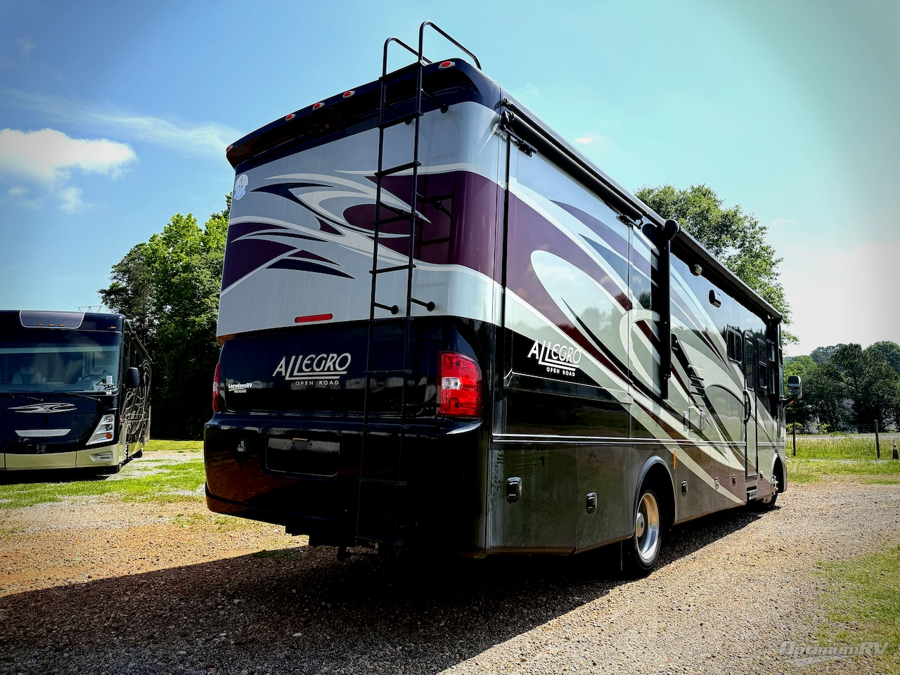 2013 Tiffin Allegro 32 CA Photo 2
