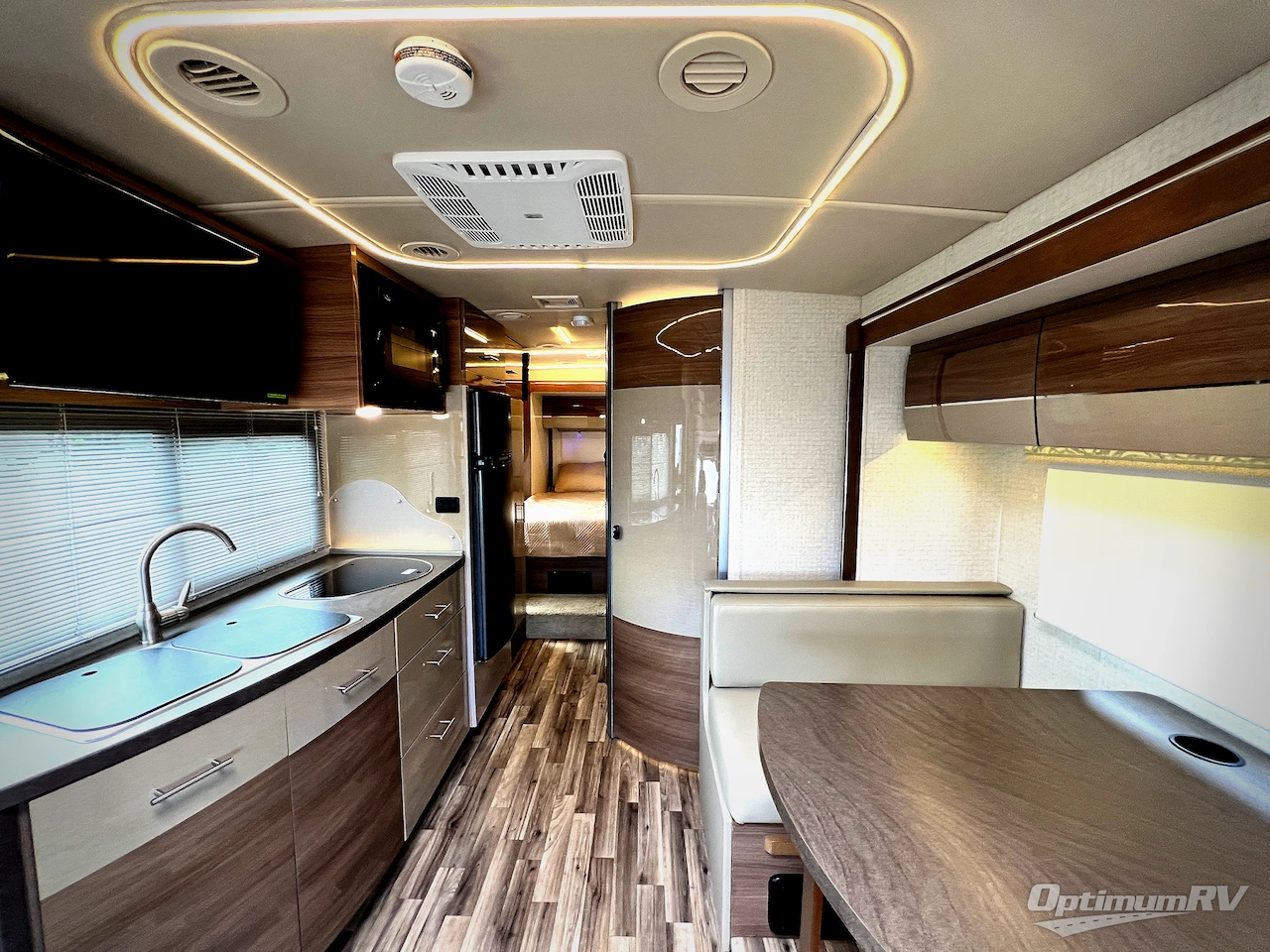 2017 Winnebago Navion 24G Photo 4