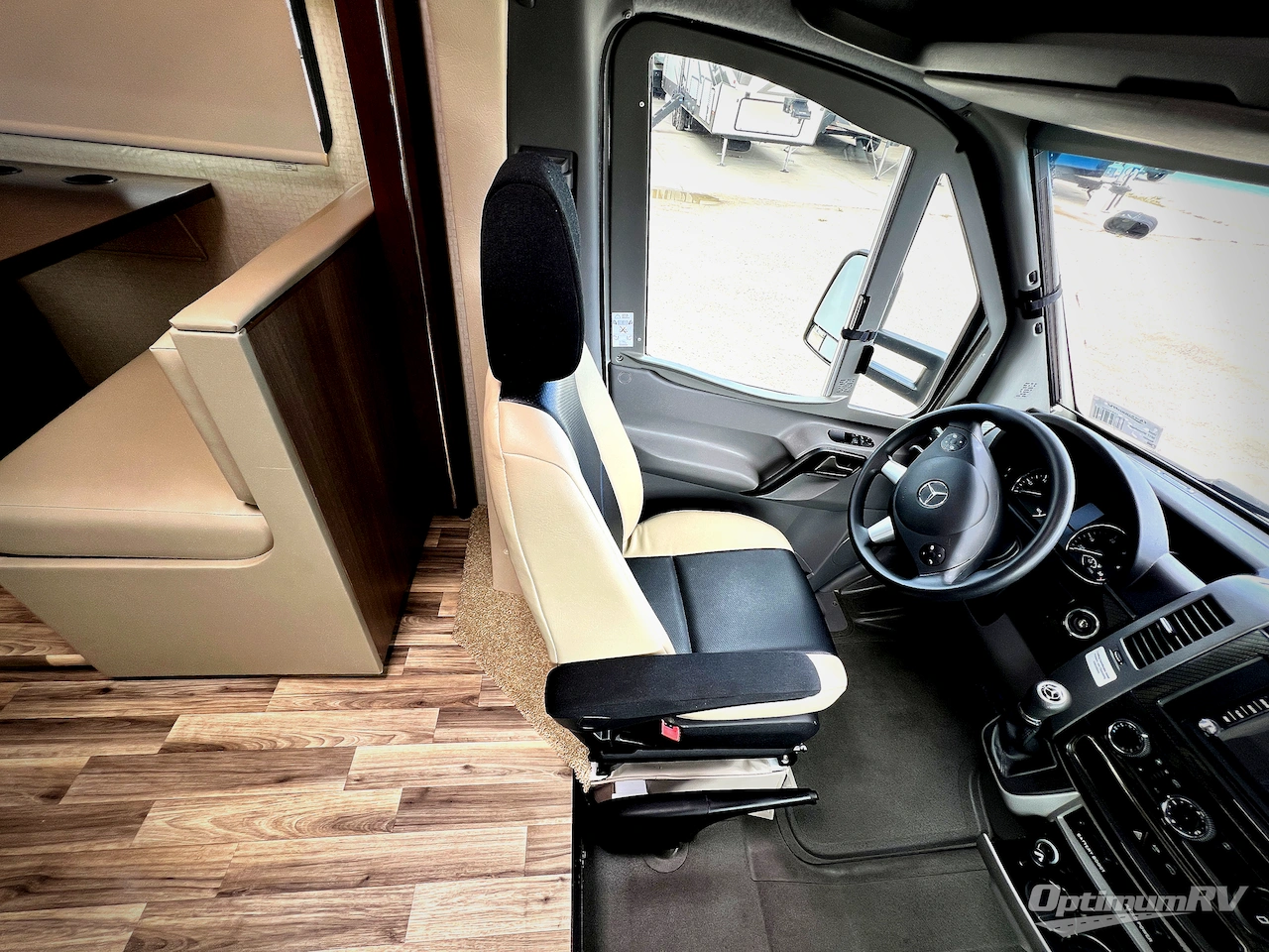 2017 Winnebago Navion 24G Photo 8