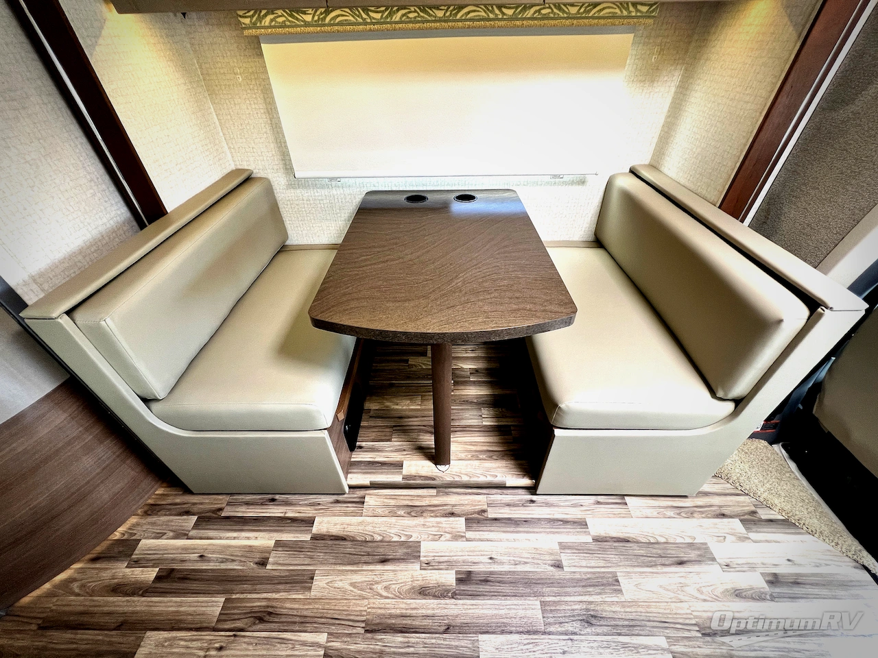 2017 Winnebago Navion 24G Photo 11