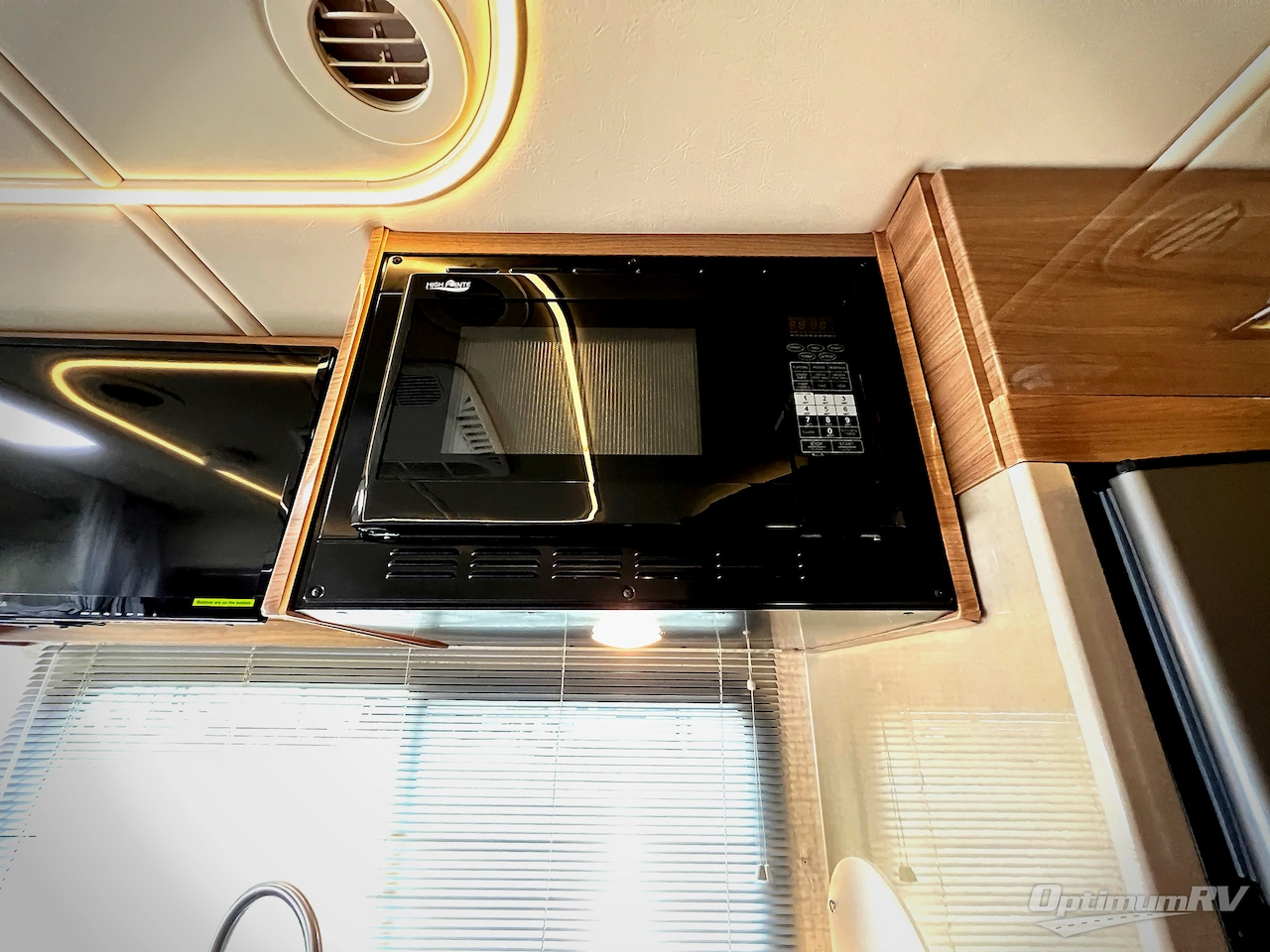 2017 Winnebago Navion 24G Photo 13