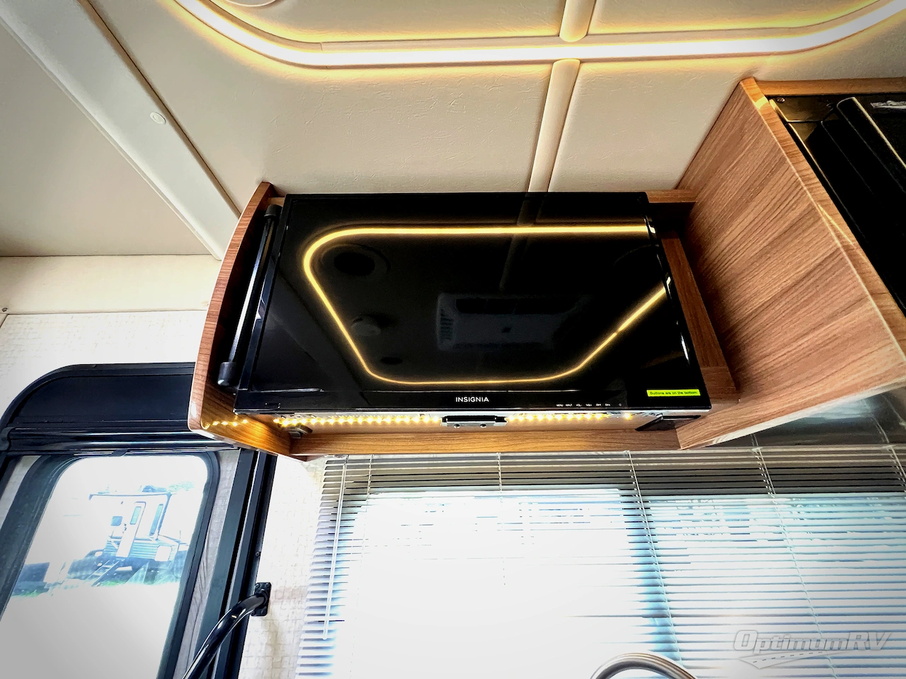 2017 Winnebago Navion 24G Photo 14