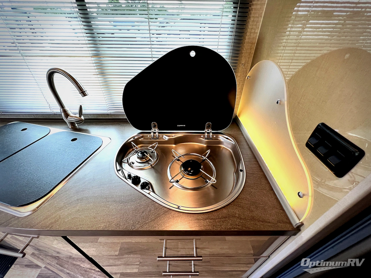 2017 Winnebago Navion 24G Photo 15