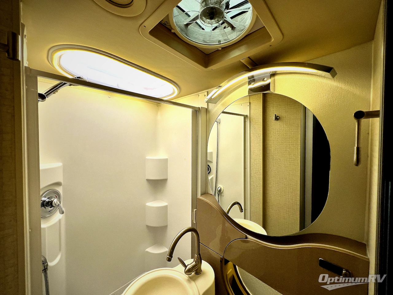 2017 Winnebago Navion 24G Photo 17