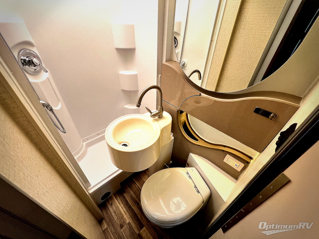 2017 Winnebago Navion 24G Photo 18