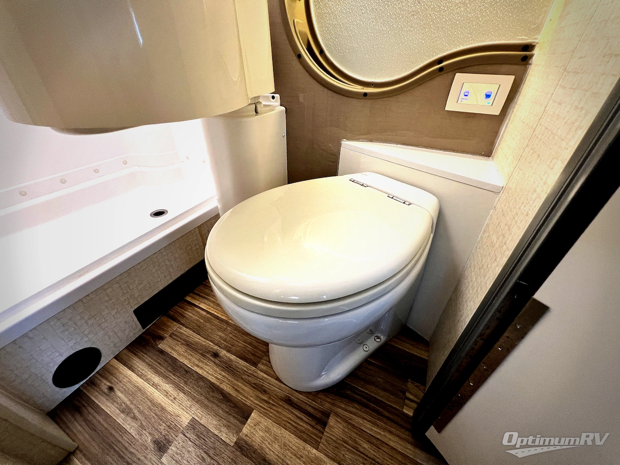 2017 Winnebago Navion 24G Photo 19