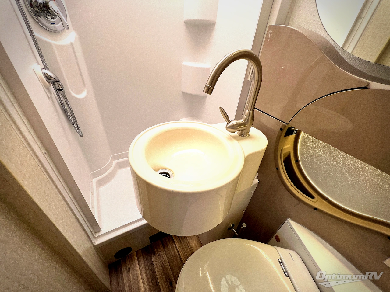 2017 Winnebago Navion 24G Photo 20