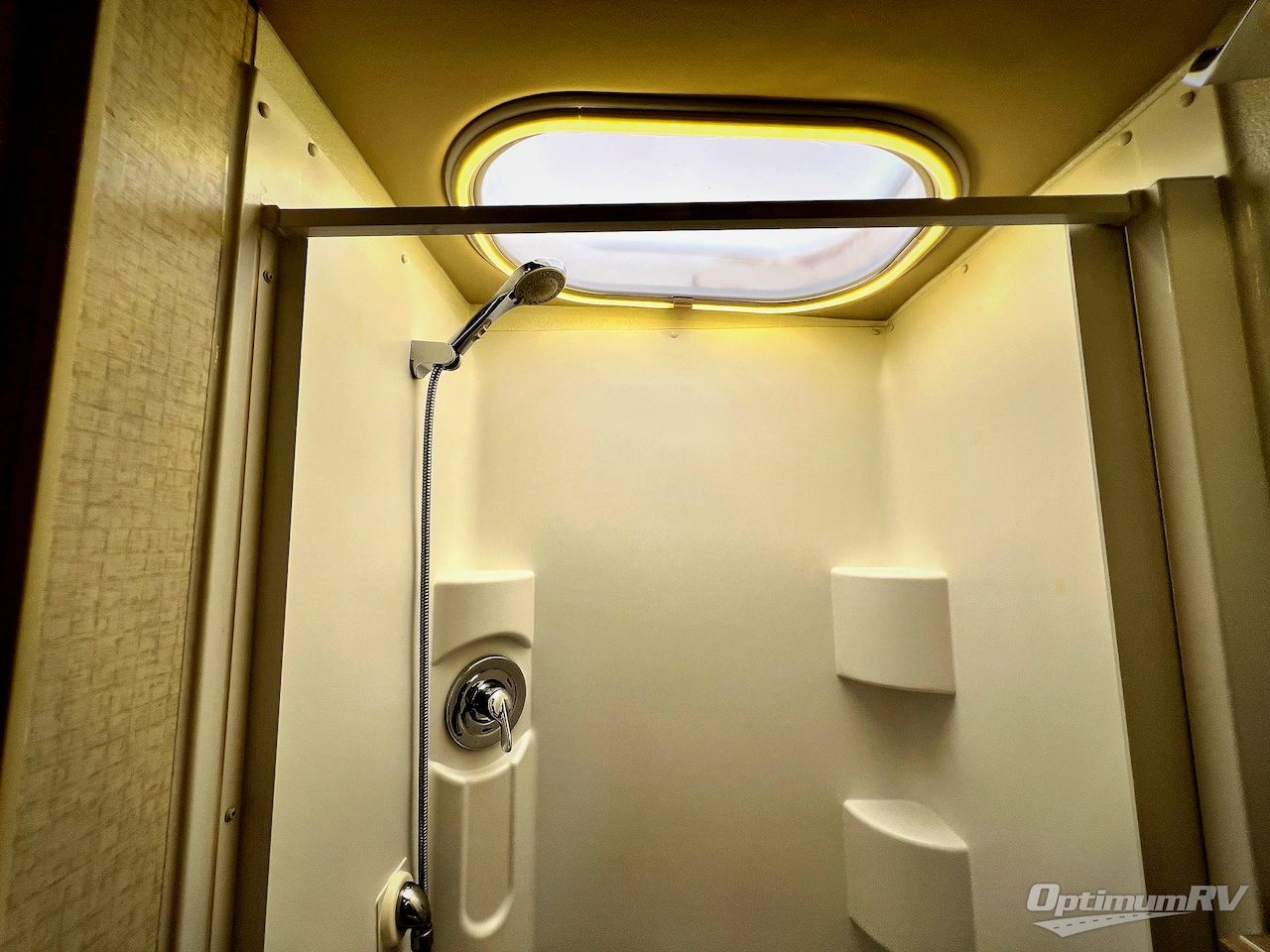 2017 Winnebago Navion 24G Photo 21