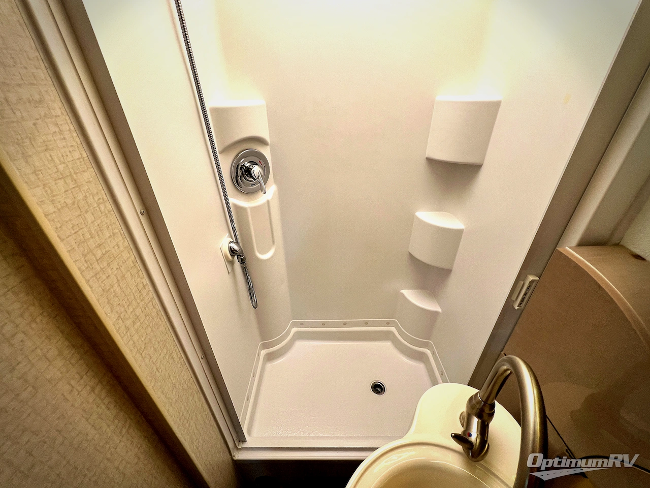 2017 Winnebago Navion 24G Photo 22