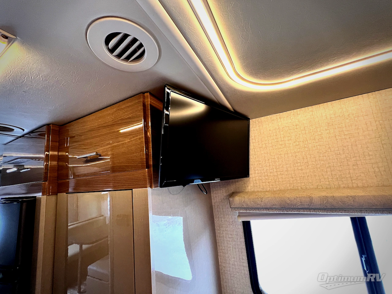 2017 Winnebago Navion 24G Photo 23