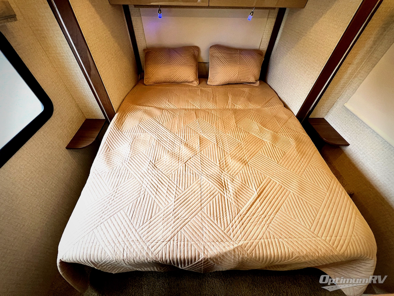 2017 Winnebago Navion 24G Photo 26