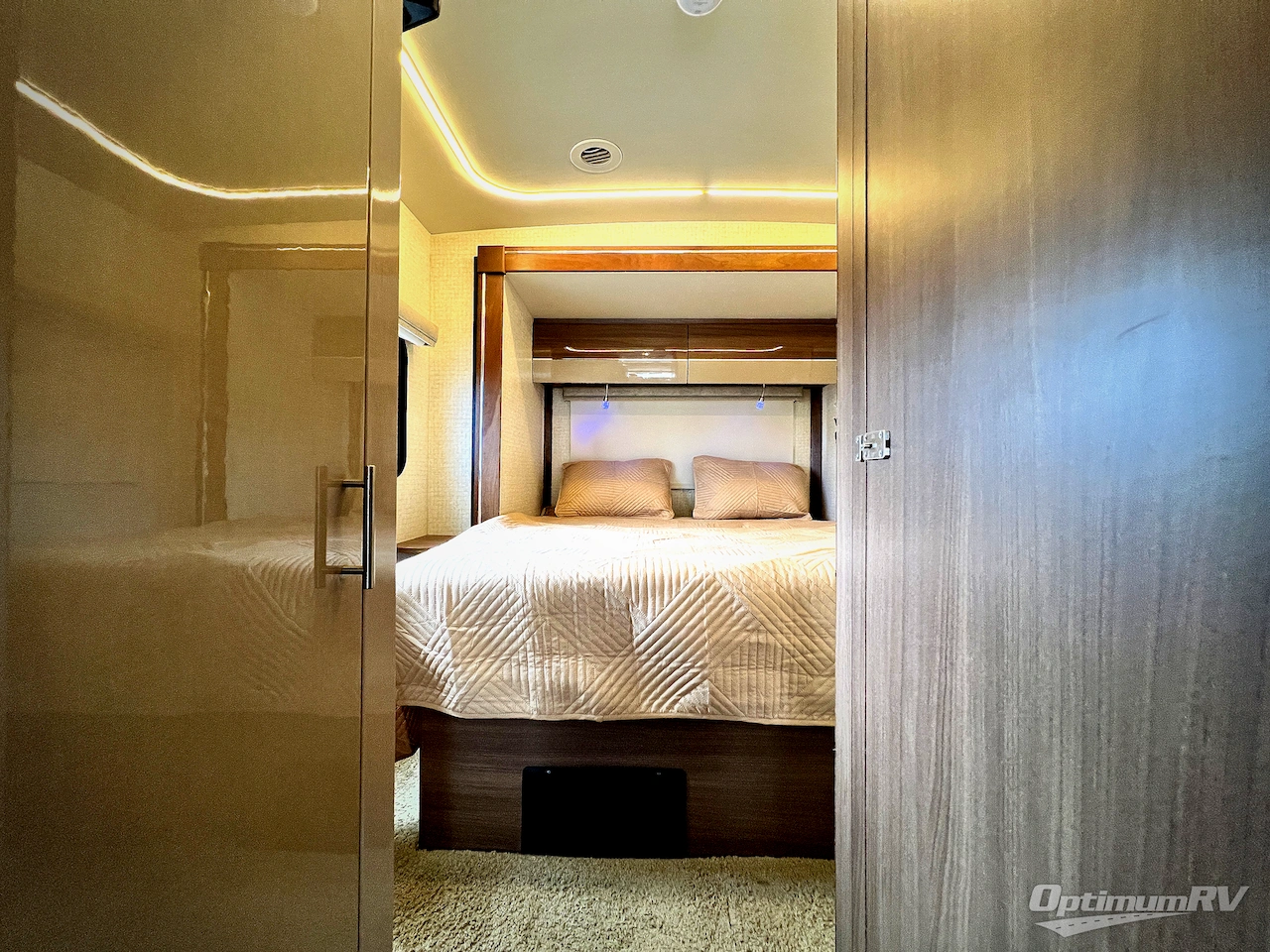 2017 Winnebago Navion 24G Photo 24