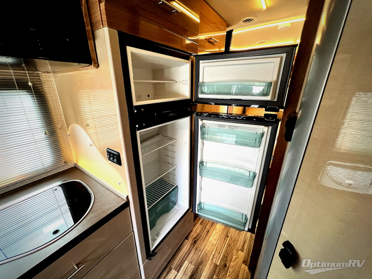 2017 Winnebago Navion 24G Photo 16