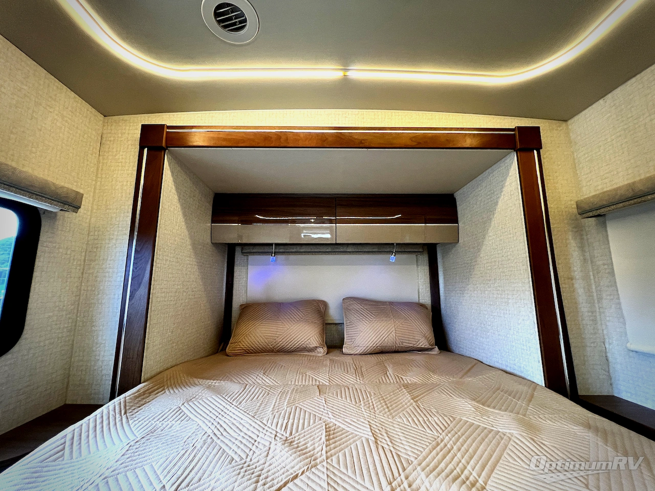 2017 Winnebago Navion 24G Photo 25