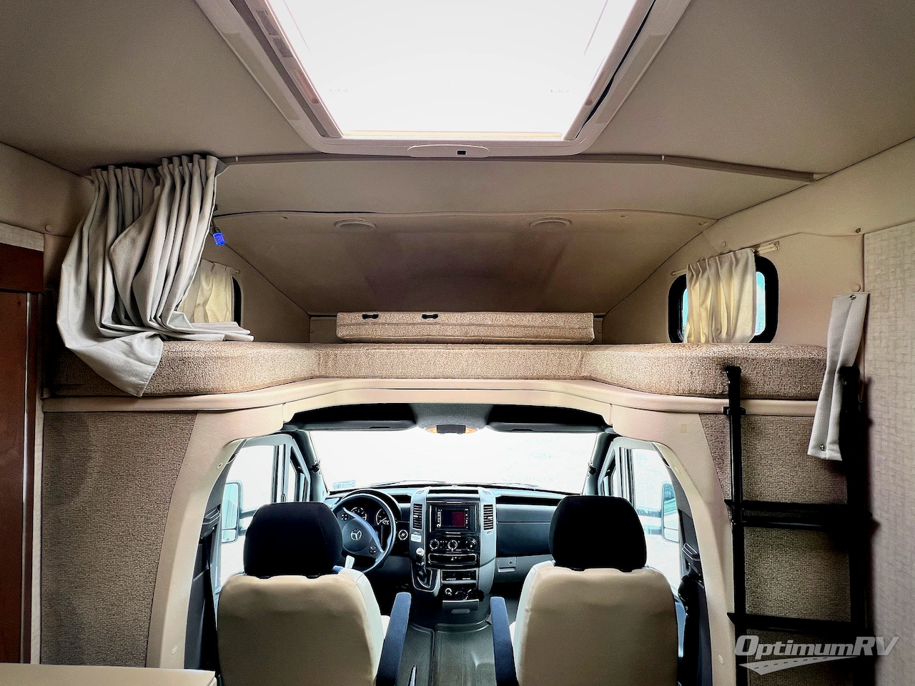 2017 Winnebago Navion 24G Photo 6