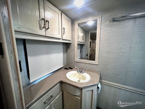 2020 Winnebago Adventurer 36Z RV Photo 4