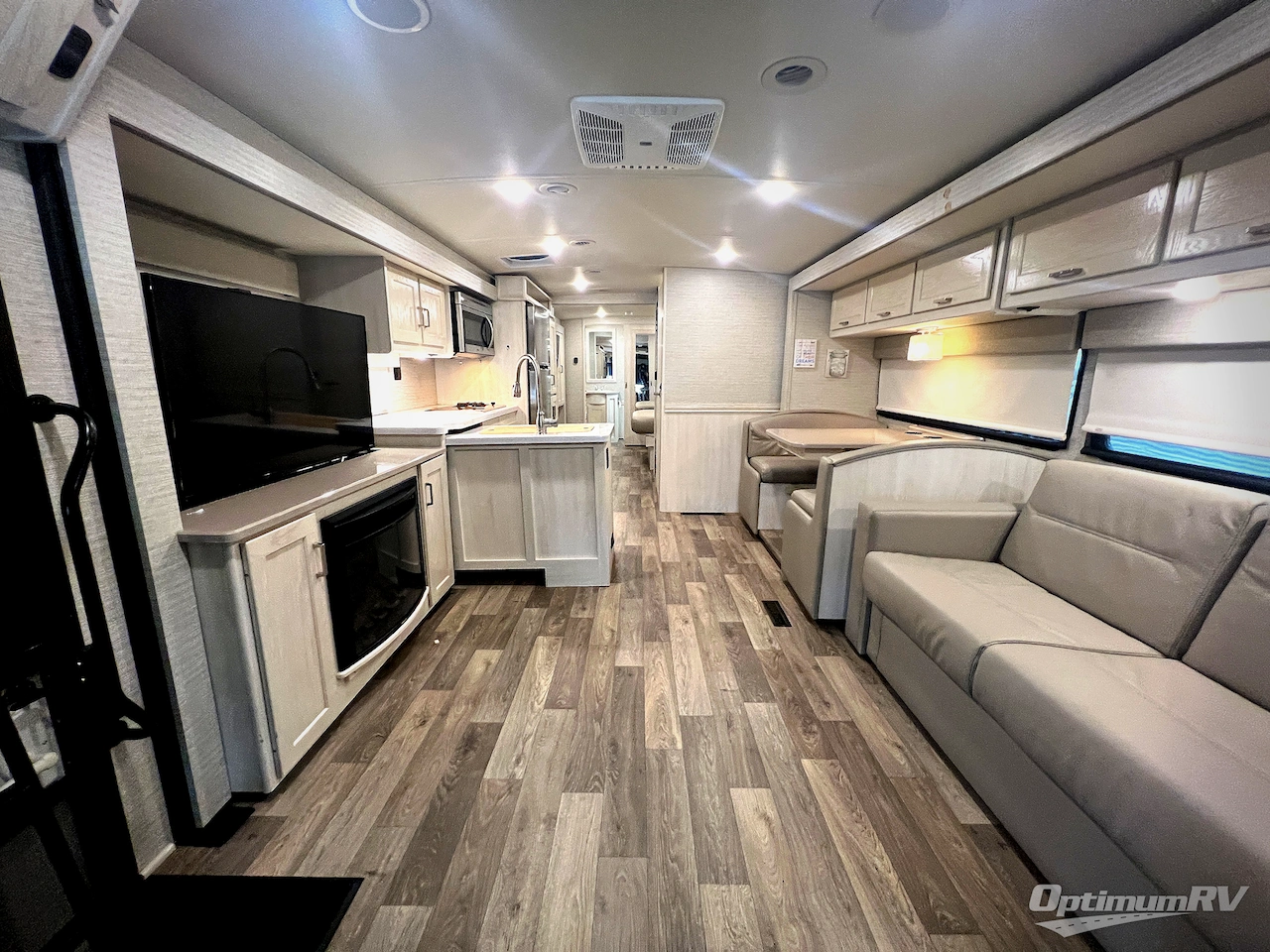 2020 Winnebago Adventurer 36Z Photo 10