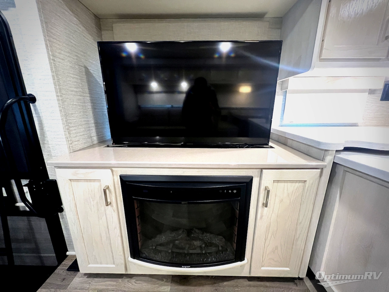 2020 Winnebago Adventurer 36Z Photo 12