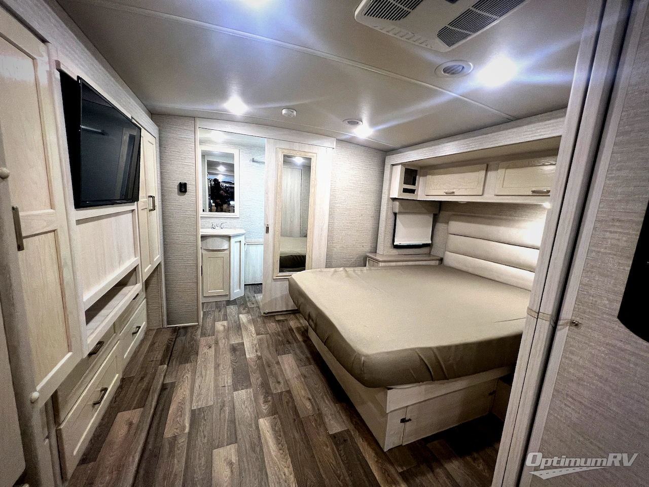 2020 Winnebago Adventurer 36Z Photo 20
