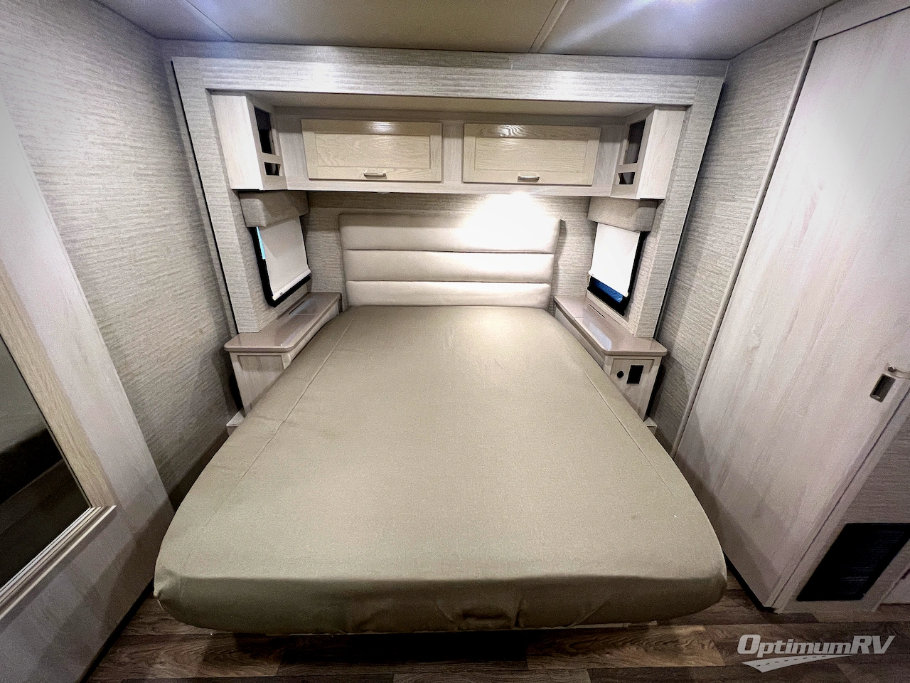 2020 Winnebago Adventurer 36Z Photo 21