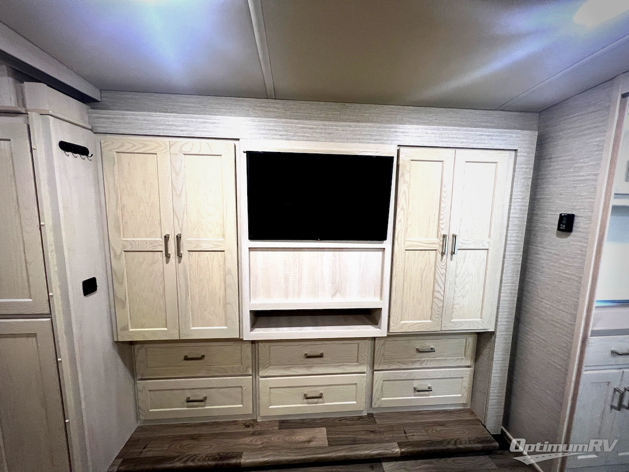 2020 Winnebago Adventurer 36Z Photo 23