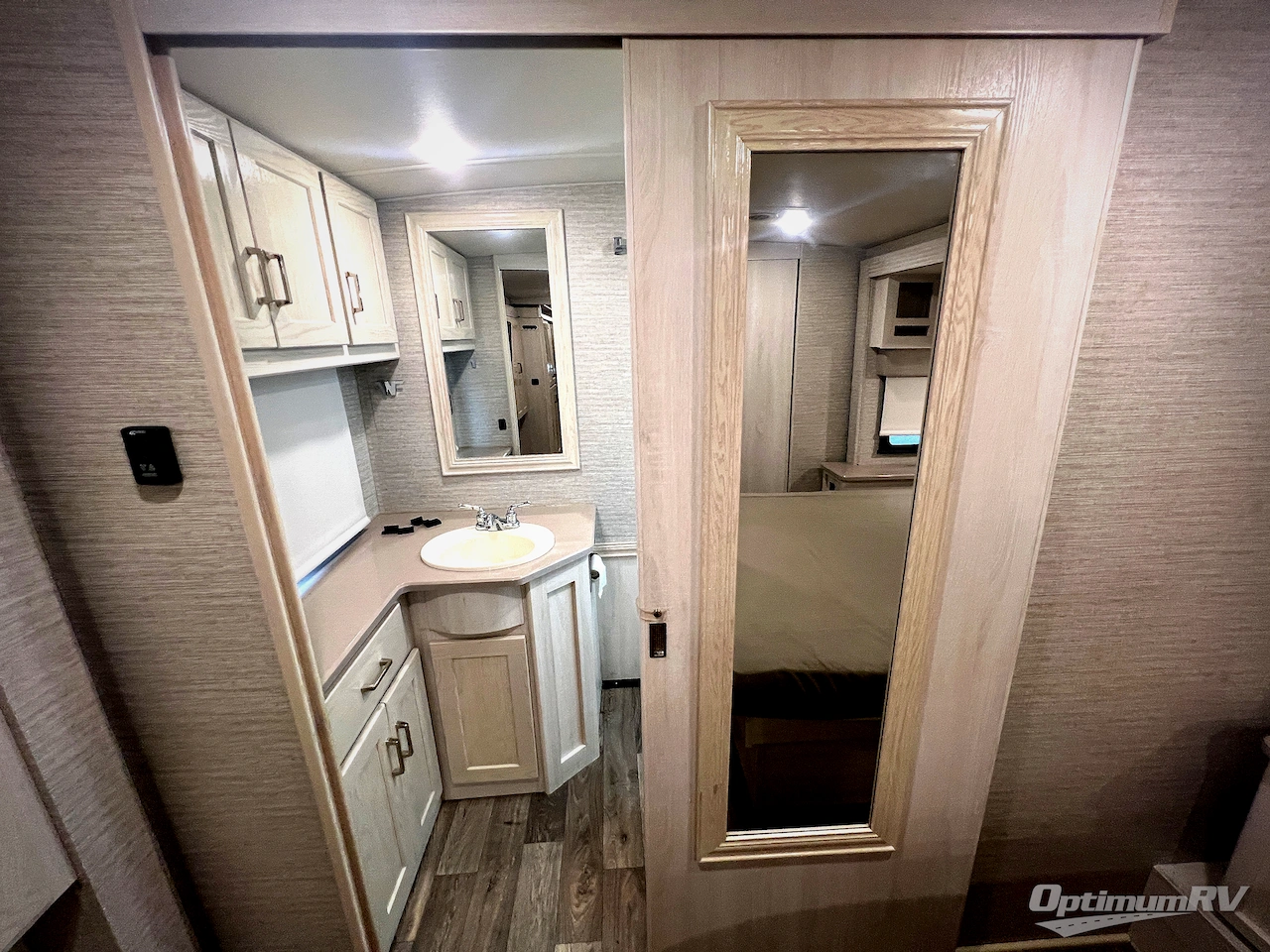 2020 Winnebago Adventurer 36Z Photo 24
