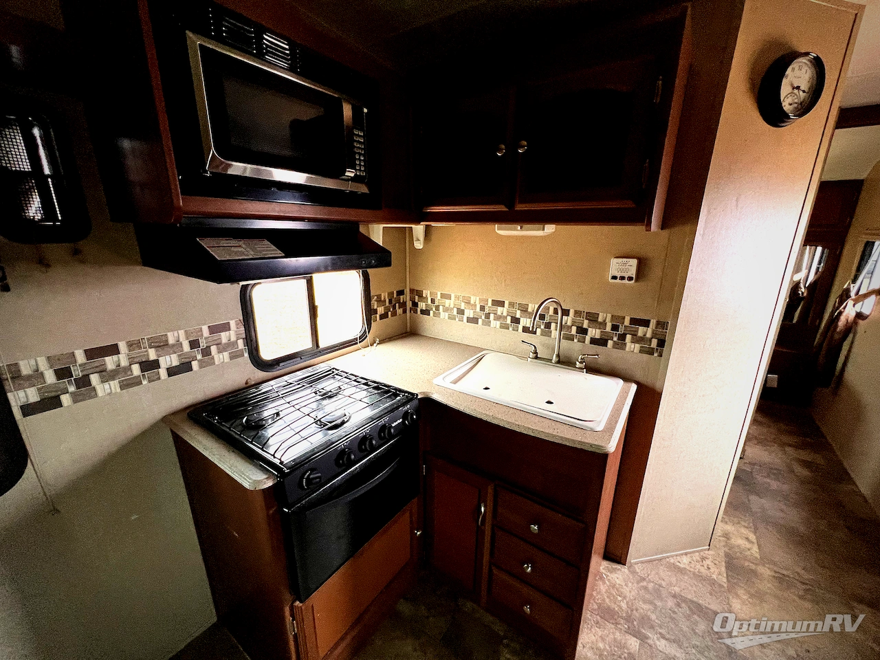 2015 Coachmen Freedom Express 271BL Photo 6
