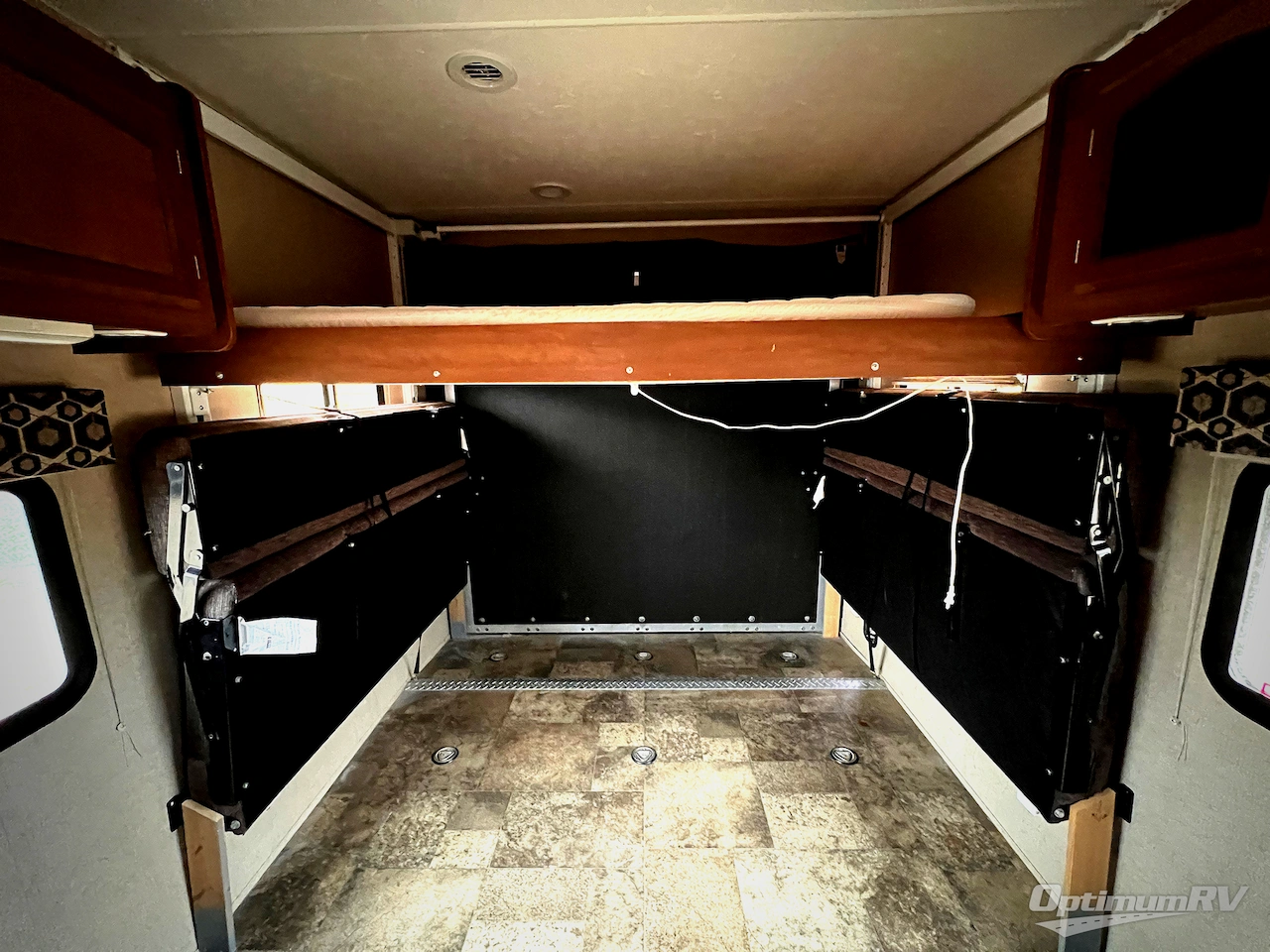 2015 Coachmen Freedom Express 271BL Photo 12
