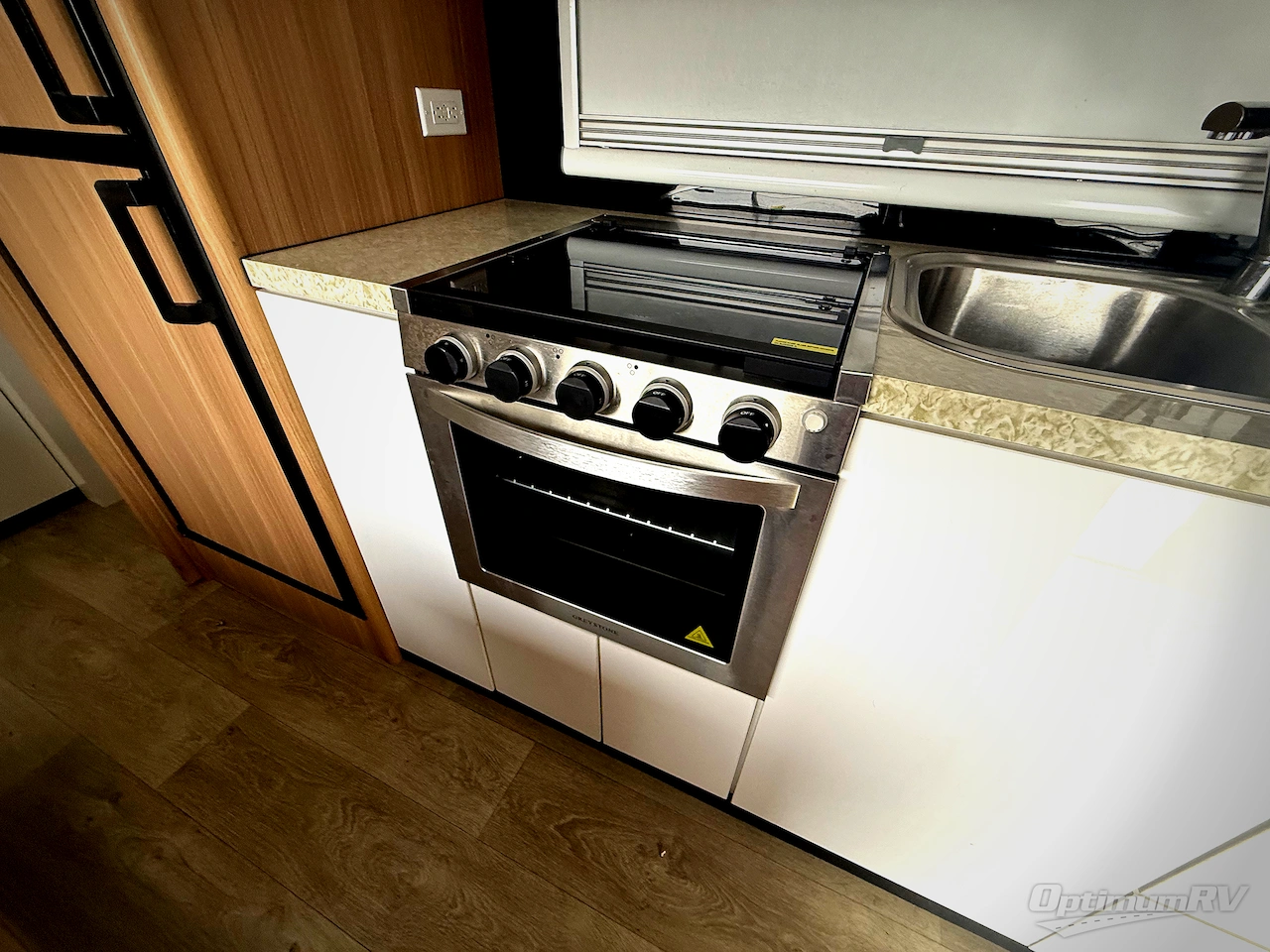 2024 Black Series Camper HQ Series HQ19 Photo 10