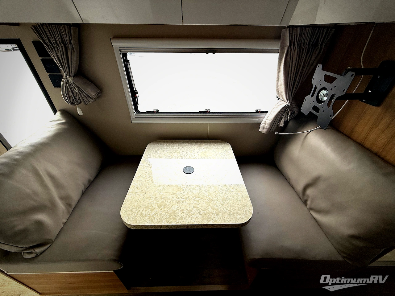 2024 Black Series Camper HQ Series HQ19 Photo 12
