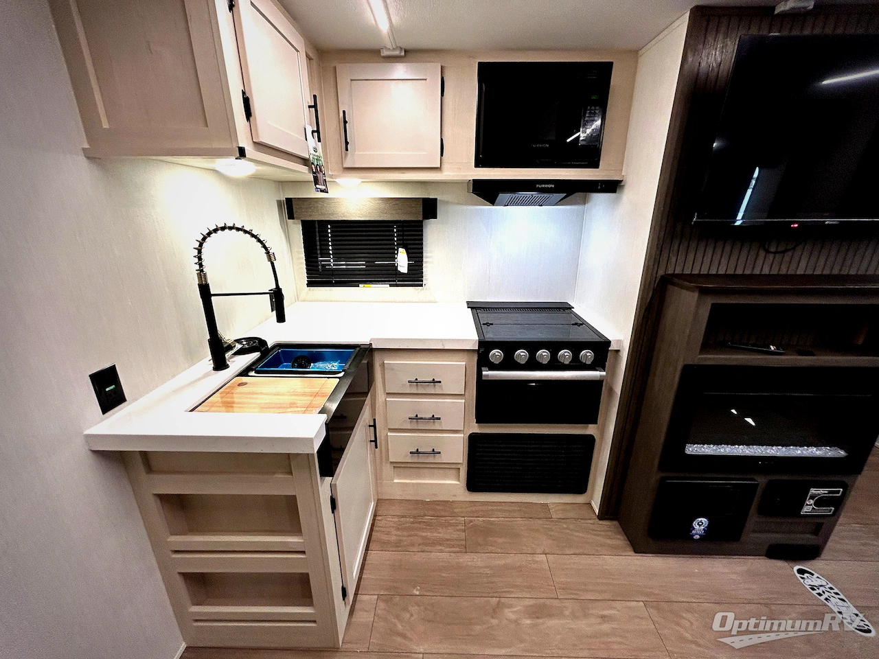 2026 Forest River Cherokee Alpha Wolf 22SW Photo 6