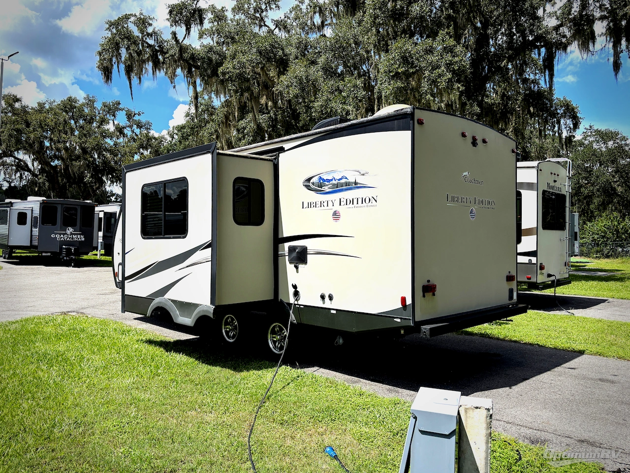 2015 Coachmen Freedom Express 233RBS Photo 3
