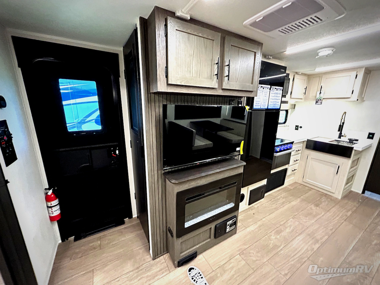 2026 Forest River Cherokee Alpha Wolf 25RB Photo 8